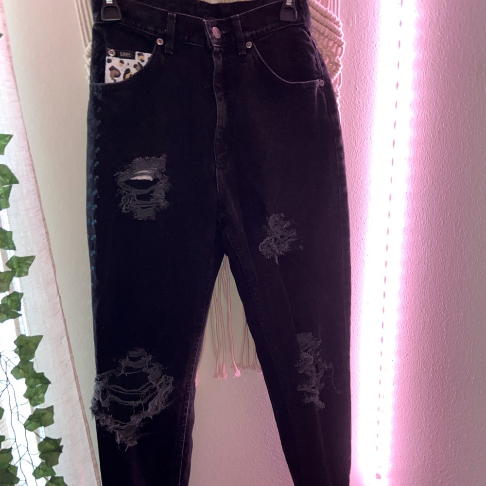 Black High-Waisted Ripped Mom Jeans w/ handpainted stars & pocket
Lee
Size 26”